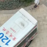 2岁幼童从18楼坠亡！母亲称父亲把孩子独留家中去遛狗