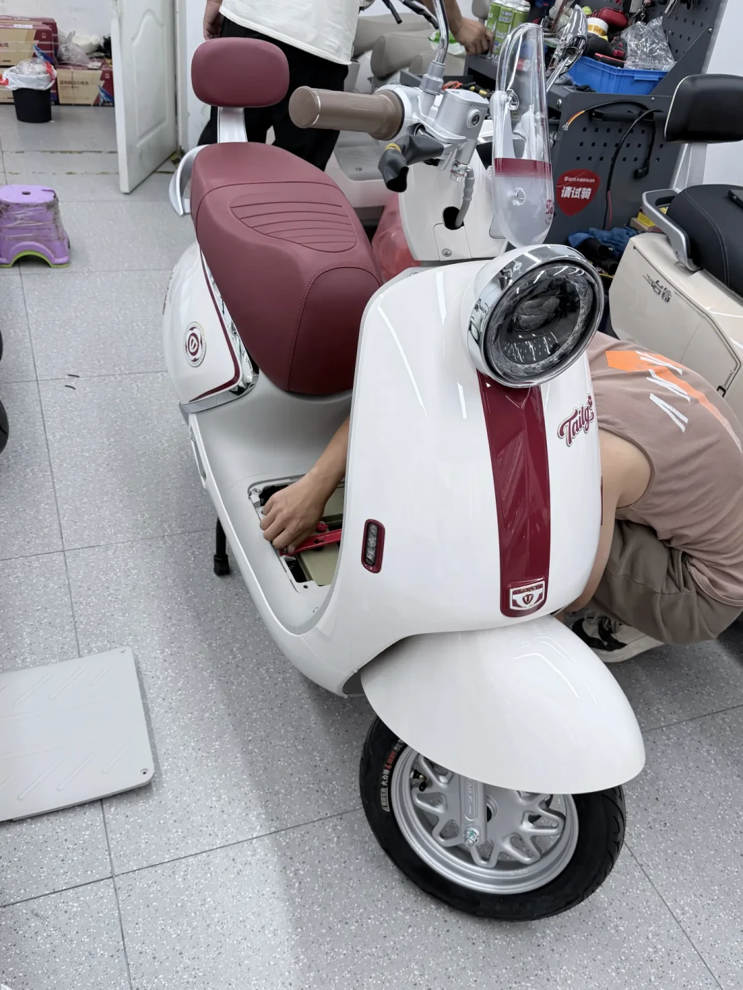 那台颜值拉满的台铃米兰其实是一辆机动车:对完官网参数、2899到4099共11笔真实报价和13条车主吐槽,颜值党买前先弄清它上什么牌、要什么证
