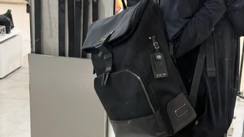 TUMI的重量账对完了：“约等于iPad”对着实测1.6kg、同款详情页1.5和1.6两个数——16寸电脑通勤党，先看背负结构再挑数字