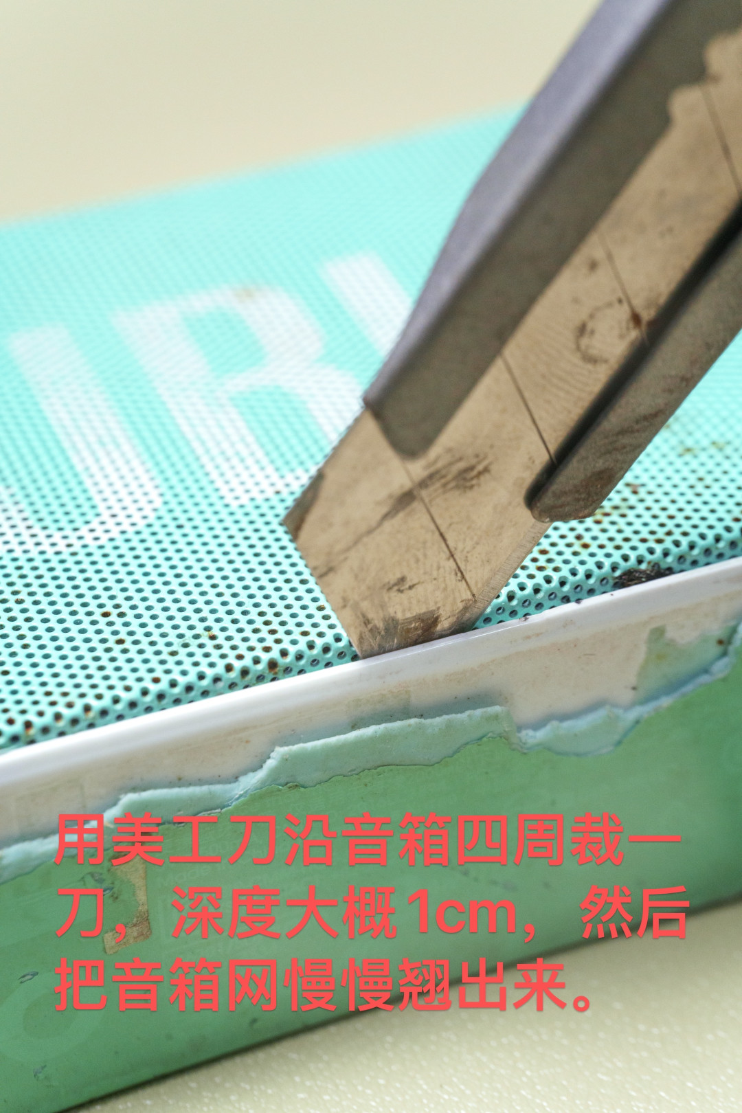 老音响一开大声就“呲呲”破音?先摸一下纸盆边缘再说:泡边老化10块钱能救,防尘帽凹了根本不用修