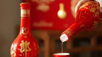 婚宴的郎酒档次被今年重洗了：红15停货、红10跌到169、青花郎从900滑到4字头，备婚新郎先别急着付尾款