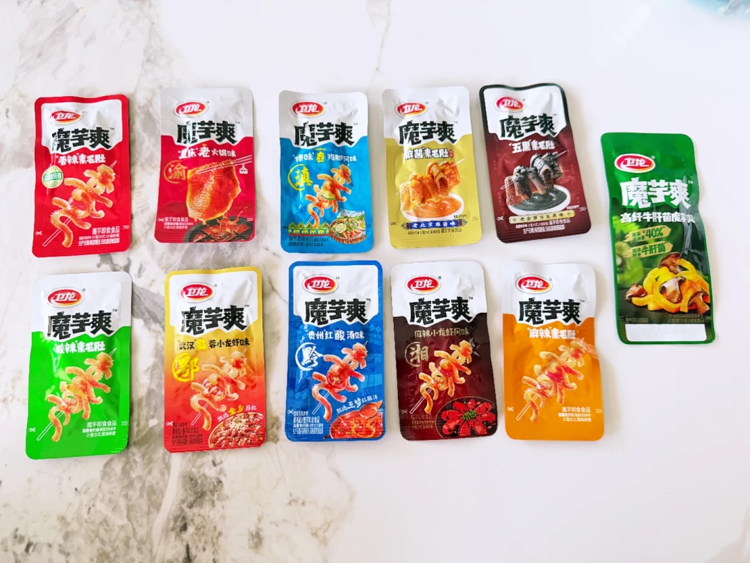 货架上的魔芋爽集齐11种口味:舂鸡脚一包11大卡,五黑和麻酱吵翻了,先囤哪个