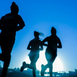 有氧、撸铁、拉伸，吃法各不同：普通人的运动前中后营养补充指南
