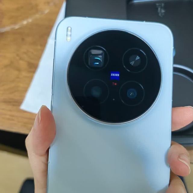 vivo X300 Pro影像旗舰实测：2亿长焦拍月亮演唱会体验