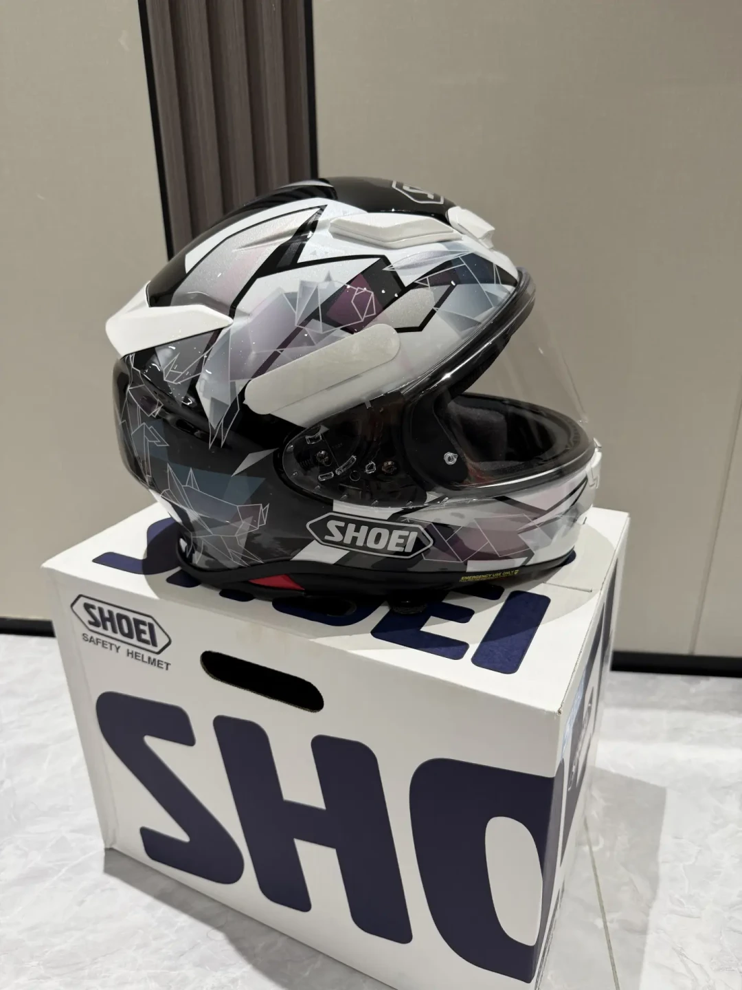 Z9代购撞上10月涨价,Z8停产却没清仓:SHOEI这顶头盔的账,算清楚再动手