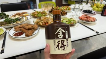 离中秋4天，知乎的「白酒榜单」正在被流水线制造：一个号6分钟连发8篇，一拨推国缘、一拨推舍得——文案喊「零售稳在400-500」「定价598」，实际成交早跌破255——软文账和实价账，我替你摆齐了