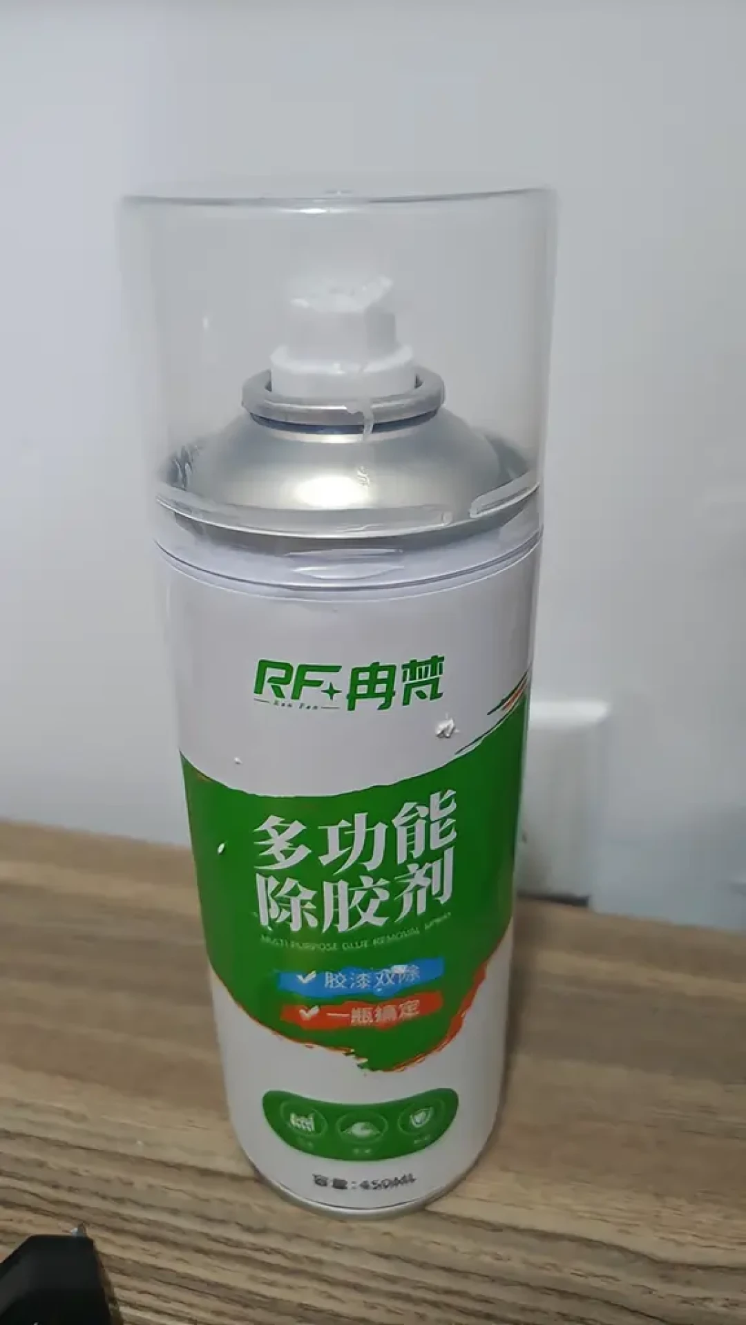 标签胶黏糊糊撕不净?别急着下单除胶剂,也别抄「护手霜厚敷」:先看材质是玻璃、塑料、漆面还是木器,再看胶是新是旧、是厚是薄,决定热风撕、油脂闷、酒精擦还是上除胶剂——评论区那句「汽油最好用」,千万别信