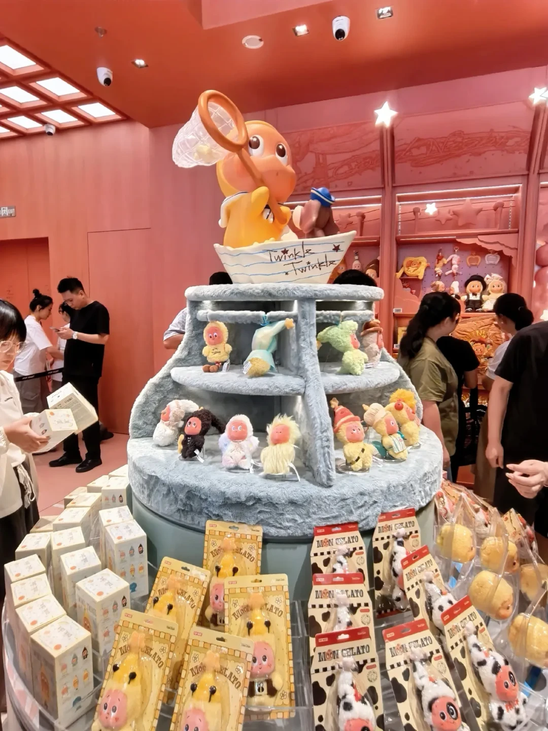 「进店先上三楼、抱枕限购2个、换购飞行棋要+69」:全球最大泡泡玛特开进杭州西湖边9天实况——开业首日10点排号700+、上周六已经10分钟进店,蹲限定党、顺路打卡党、带娃党、中秋国庆要专程去的,分头算清这笔账