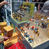 「进店先上三楼、抱枕限购2个、换购飞行棋要+69」：全球最大泡泡玛特开进杭州西湖边9天实况——开业首日10点排号700+、上周六已经10分钟进店，蹲限定党、顺路打卡党、带娃党、中秋国庆要专程去的，分头算清这笔账