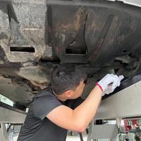 『国庆长途前做保养？先翻手册，再交钥匙』对完备胎说车“就做这5样”的保养账本、知乎20.7万浏览“发动机清洗剂”问答评论区的11条实录、本田手册的反面答案和小红书1357次转发的“G63保养轮毂被偷换”维权帖：出发前真正值得花钱的项目一只手数得过来，剩下的“建议您做”，问一句话就能破
