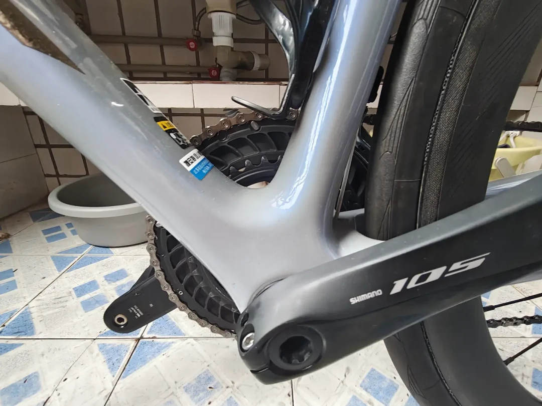 两万买的车挂一万五都没人问:公路车退烧后,出车帖刷屏、评论区杀价杀成许愿池——我把新闻里的腰斩账、满屏出车帖和评论区实录对了一遍,给手里有车和想抄底的骑友排清你的车还值多少钱、现在出是不是割肉、买二手怎么不接盘