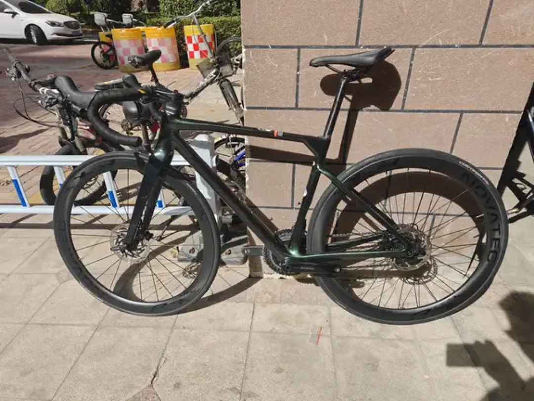 两万买的车挂一万五都没人问:公路车退烧后,出车帖刷屏、评论区杀价杀成许愿池——我把新闻里的腰斩账、满屏出车帖和评论区实录对了一遍,给手里有车和想抄底的骑友排清你的车还值多少钱、现在出是不是割肉、买二手怎么不接盘