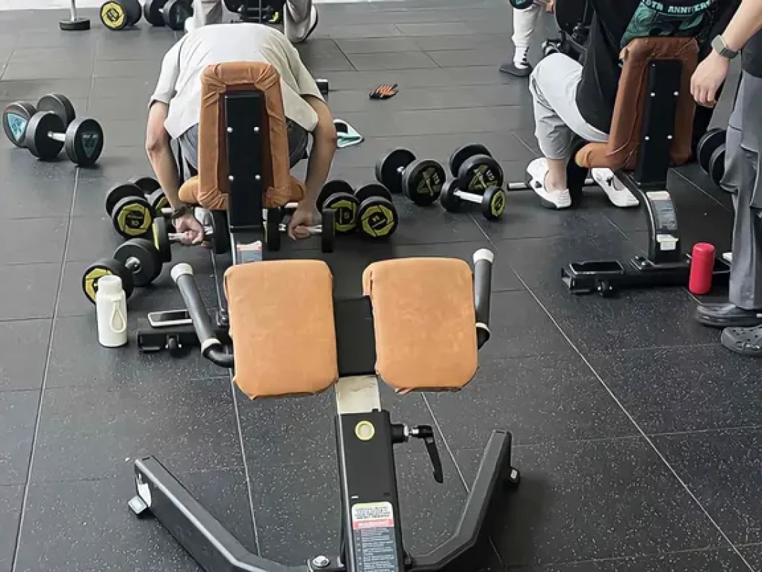 全网都在骂的「健身房福寿螺」:占三对哑铃真不是红线,被默认的规矩其实只有三条