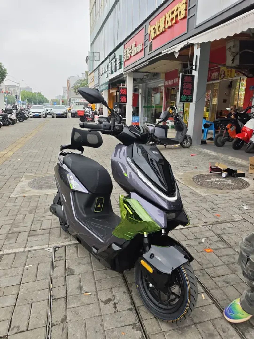 6199对6299只差一百块：极核AE4iPro+对上九号MZ330闪骑，我把三个平台的对比热评和两边提车账捋完，好开的和好骑的确实不是一台车