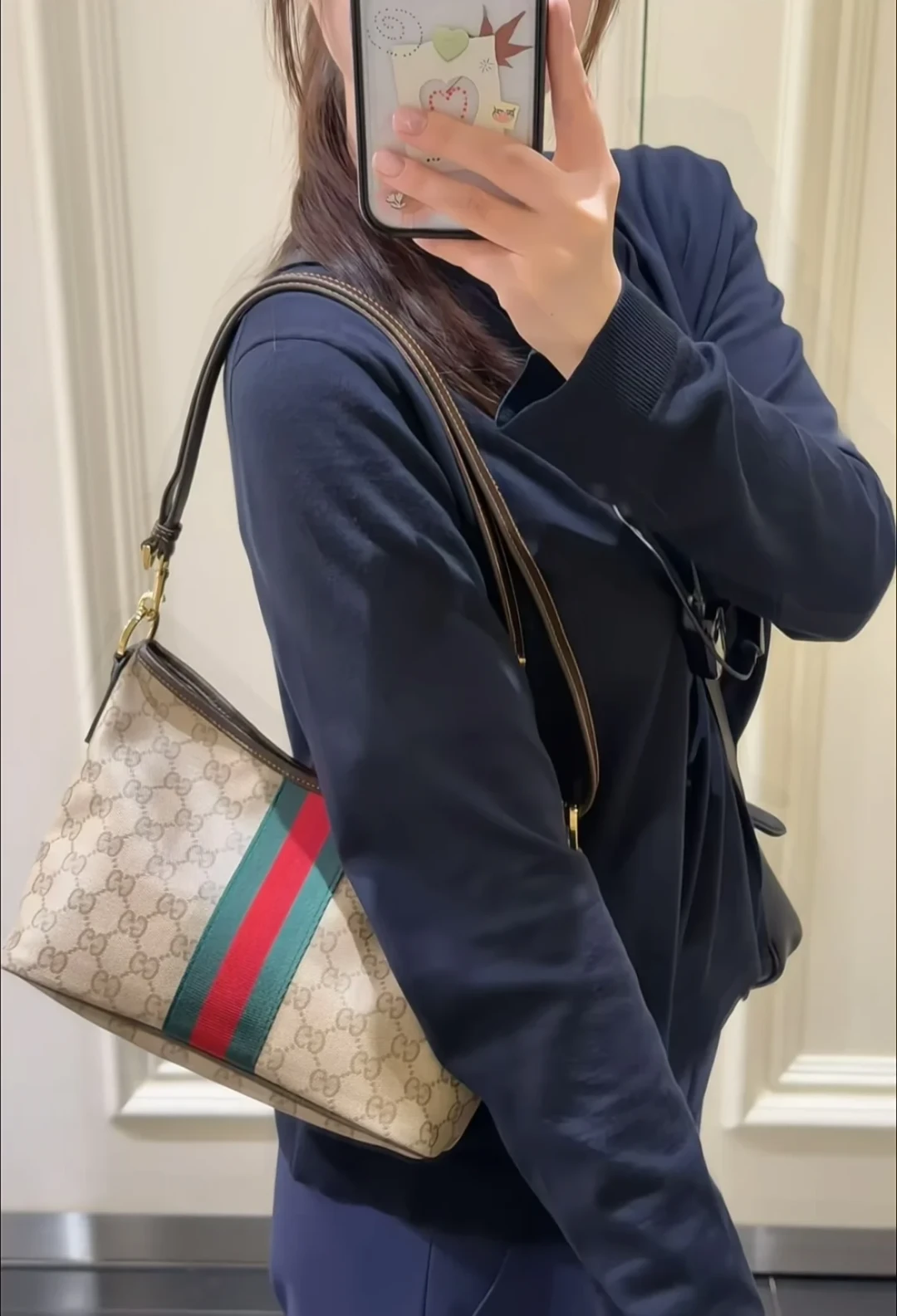 田曦薇官宣Gucci大使当天，同款Hobo被喊