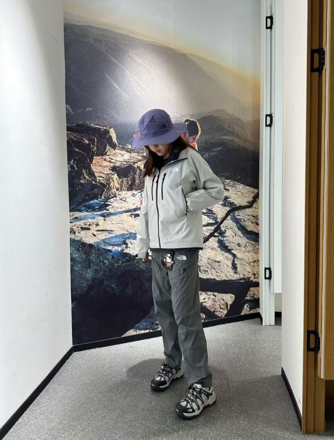 春天上架的远山硬壳已经跌了快一千:京东绿1400、黑还要2428,这件北面硬壳的差价出在颜色上