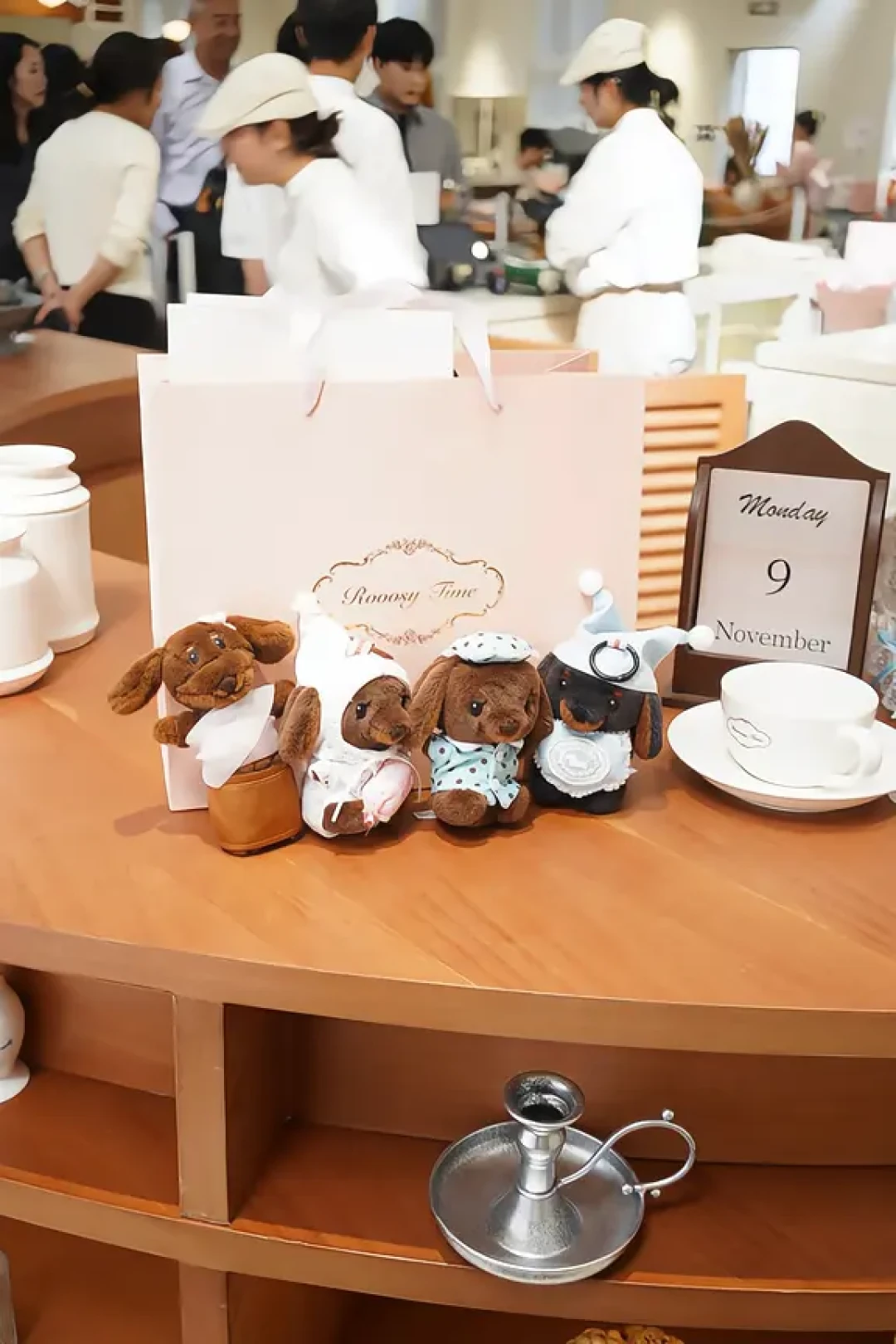 赵露思的咖啡店试营业就挤爆:美式26、拿铁30,全网吵翻的