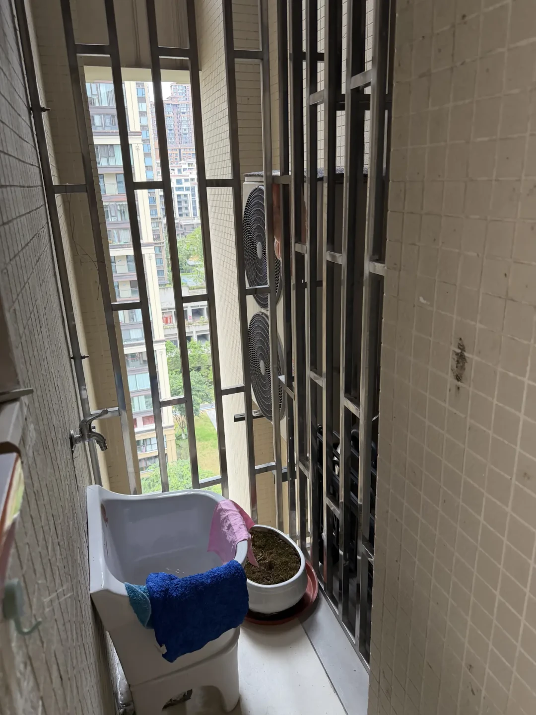 全网追更“铁皮婧婧”打邻居空调连续剧:大金答应移机、格力只肯加挡风罩——中央空调党下单前,先把外机位这三笔账对完