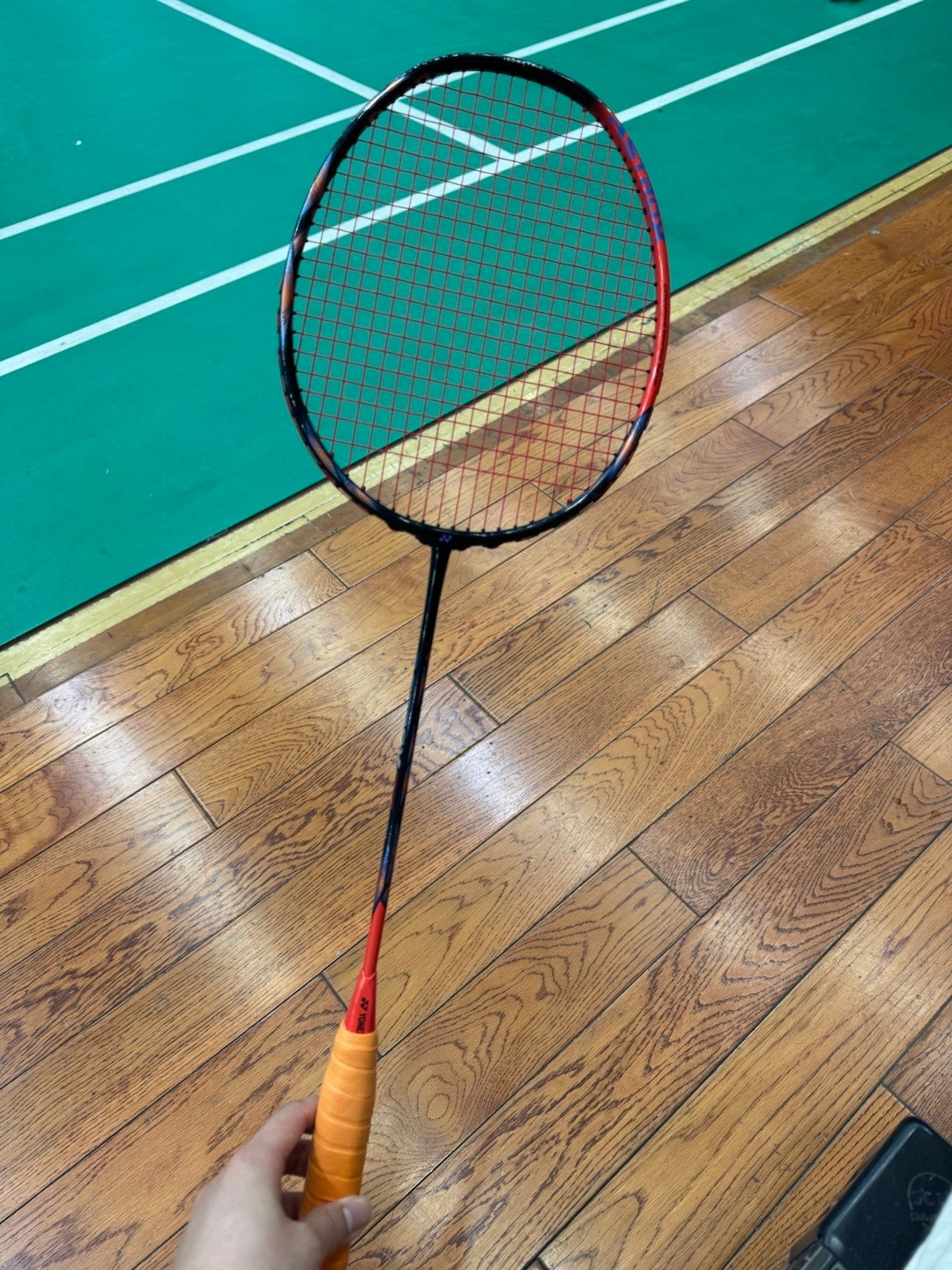 同一天下午开出8个新提问、答案全部指向同一把拍:从尤尼克斯“跳槽”国产旗舰前,先把这三本账对完