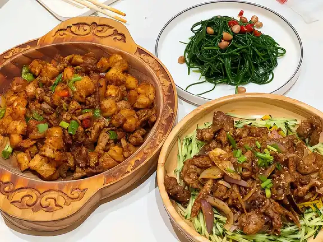 国庆去那拉提，吃饭比抢票更像盲盒：盘完5-9月30多条帖子，我先帮你验了验推荐的真假