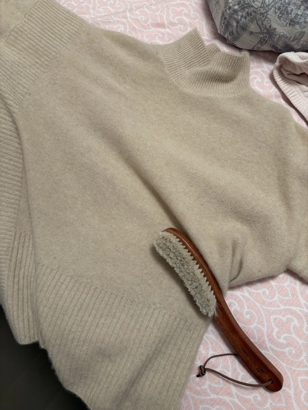穿两次就起球?退不掉?花上万买了 Loro Piana,羊绒却不敢穿不敢洗:近千条评论给出这份秋冬养护清单