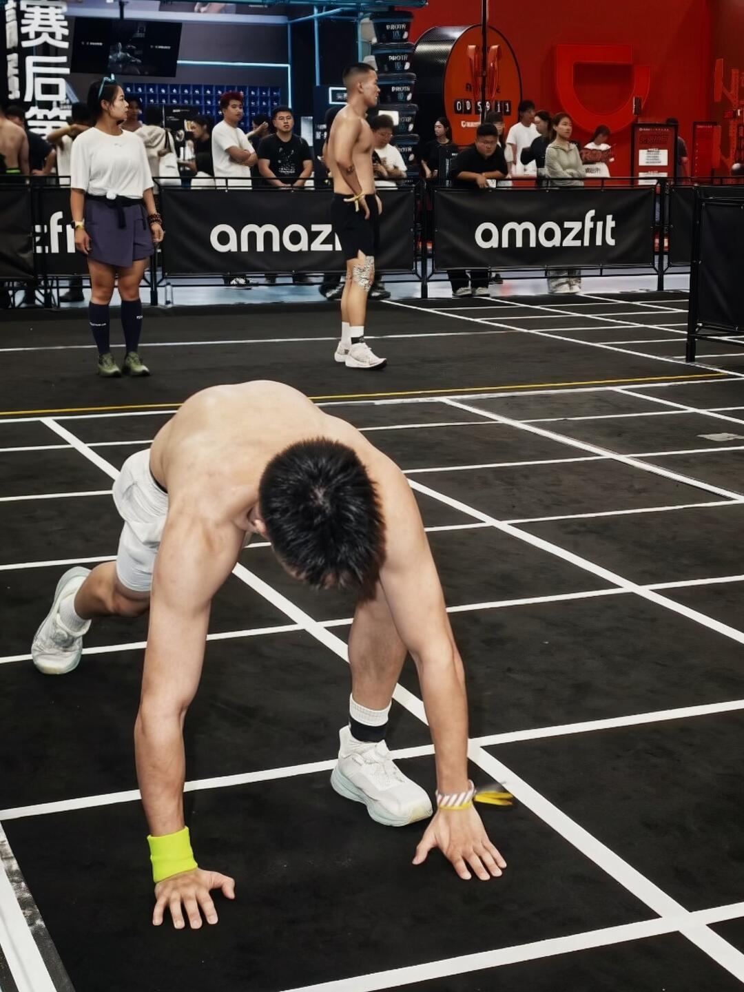 官摄要买、跟拍600起步:HYROX比完之后,你的第二笔钱可能花在九宫格上