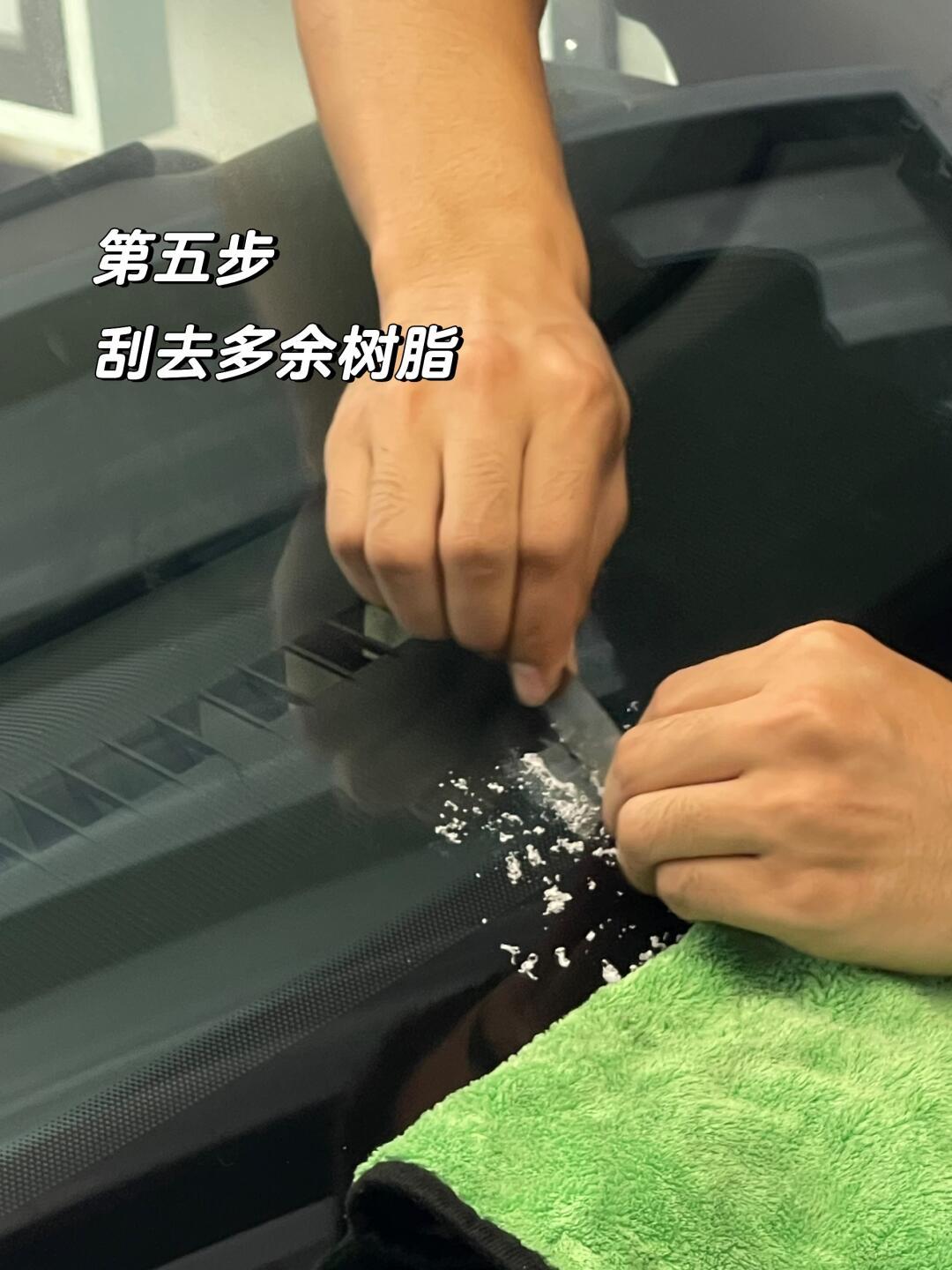 高速被石子崩裂前挡,4S报价三千换、门店修300、DIY才30:先拿1元硬币量一量——量得进去、离边够远,才轮到纠结走不走保险