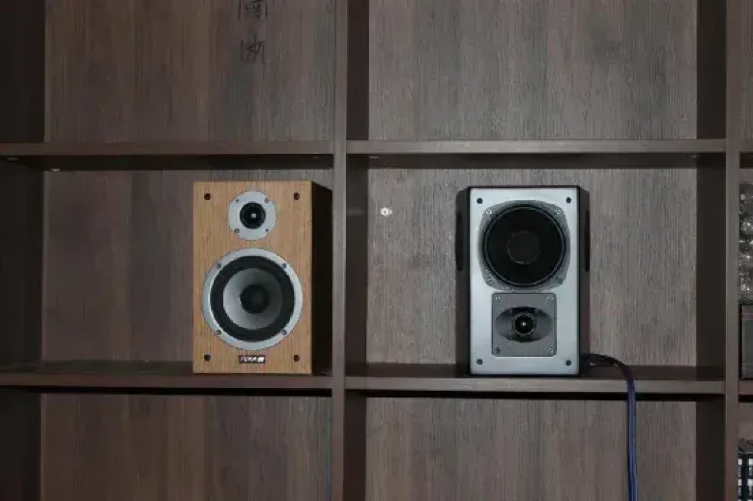 监听音箱到手先别急着骂箱子:低音轰头、人声发闷,八成是这四步还没做