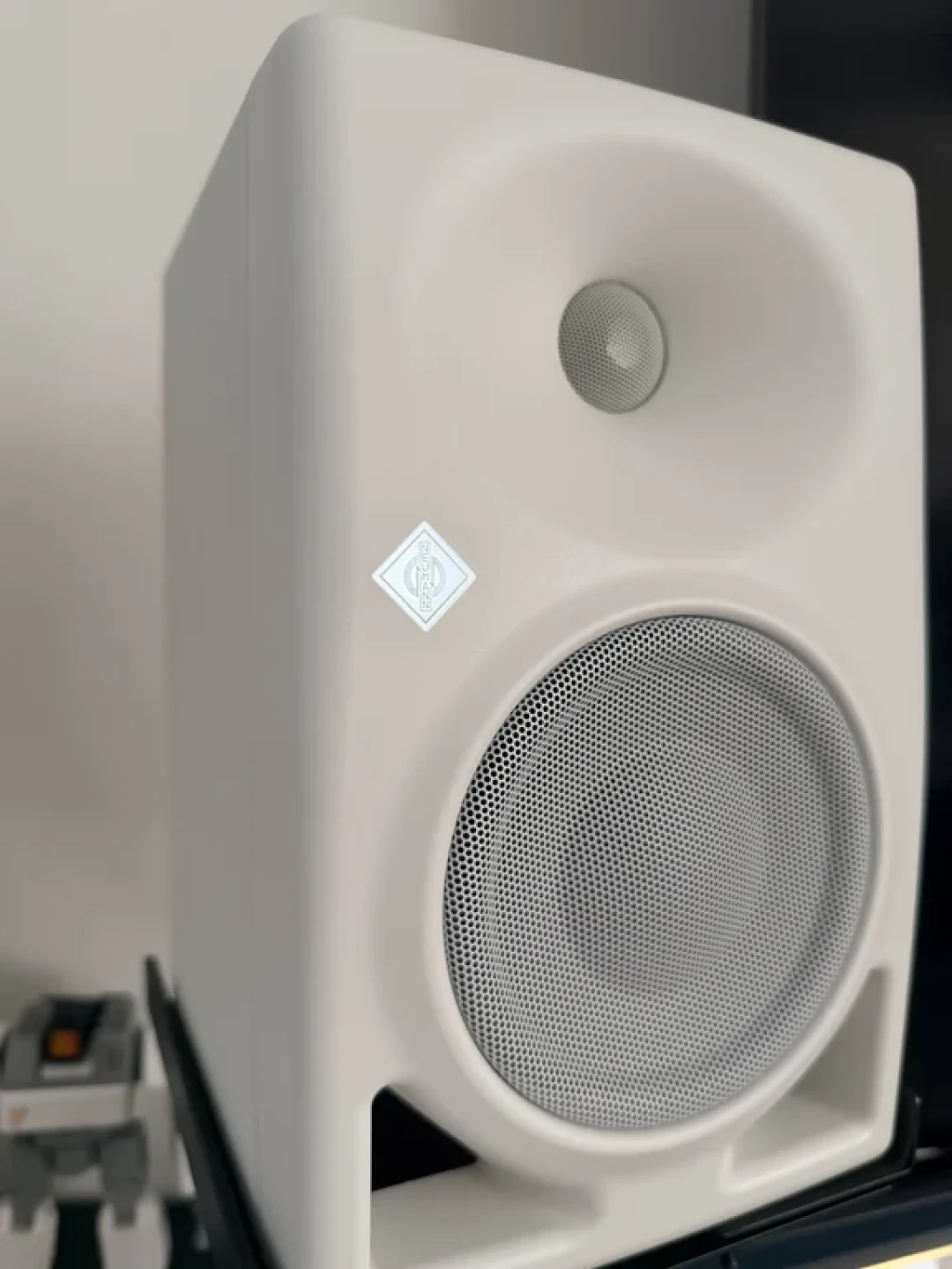 监听音箱到手先别急着骂箱子:低音轰头、人声发闷,八成是这四步还没做