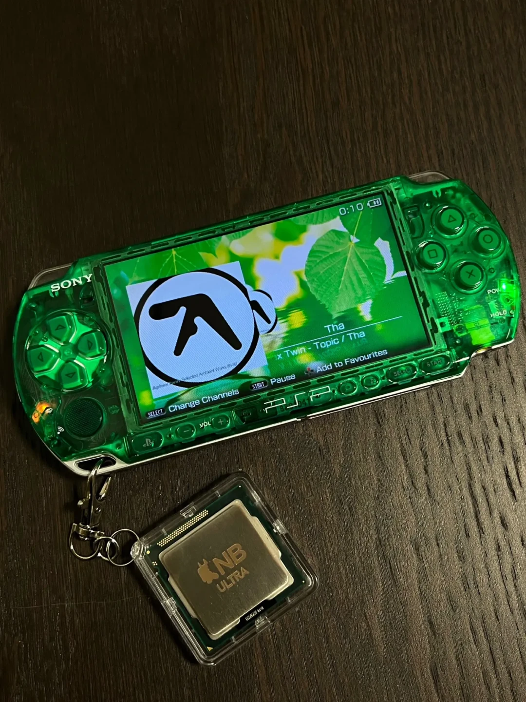 掌机换壳潮来了：黑透Lite、樱花粉Deck刷屏，自换两小时还是送改100块，这笔账和这些坑一次算清