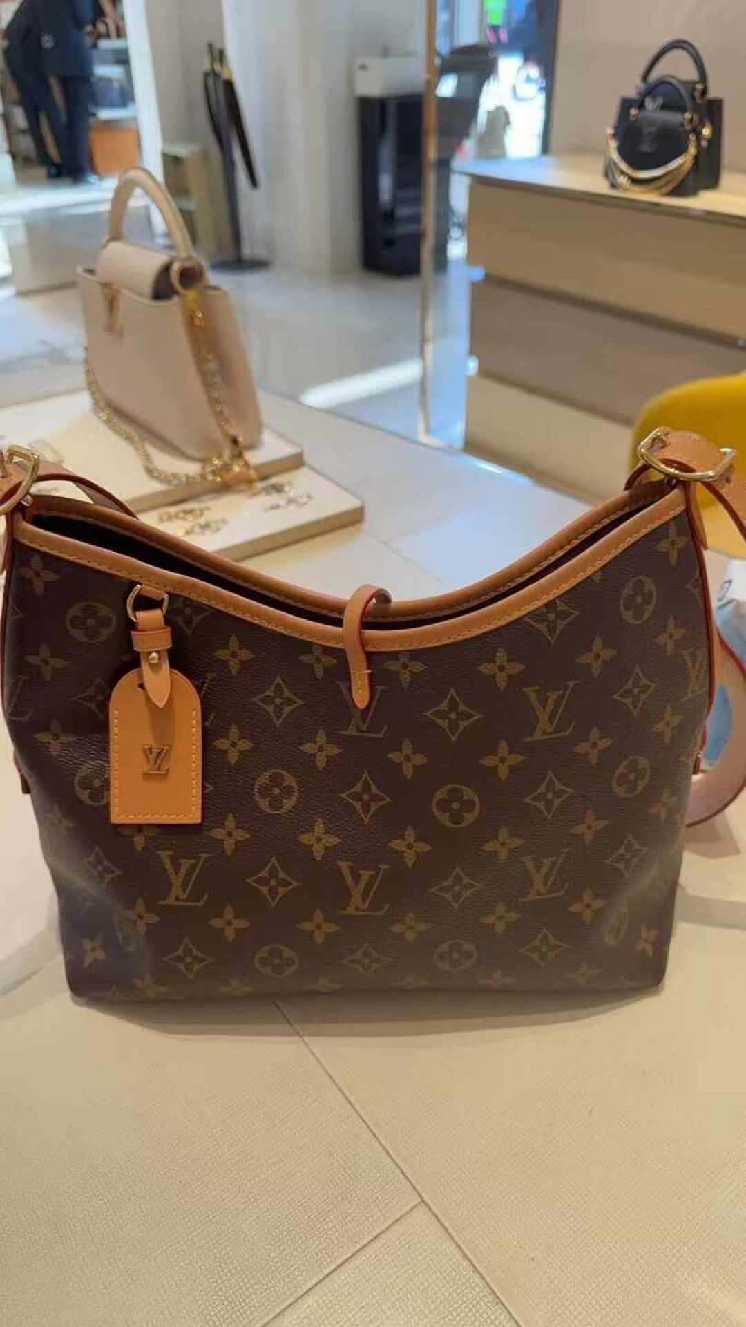 LVMH丢掉法国市值第一:二手LV普跌千元,专柜价却三年涨了10次,经典款的价签第一次朝两个方向走