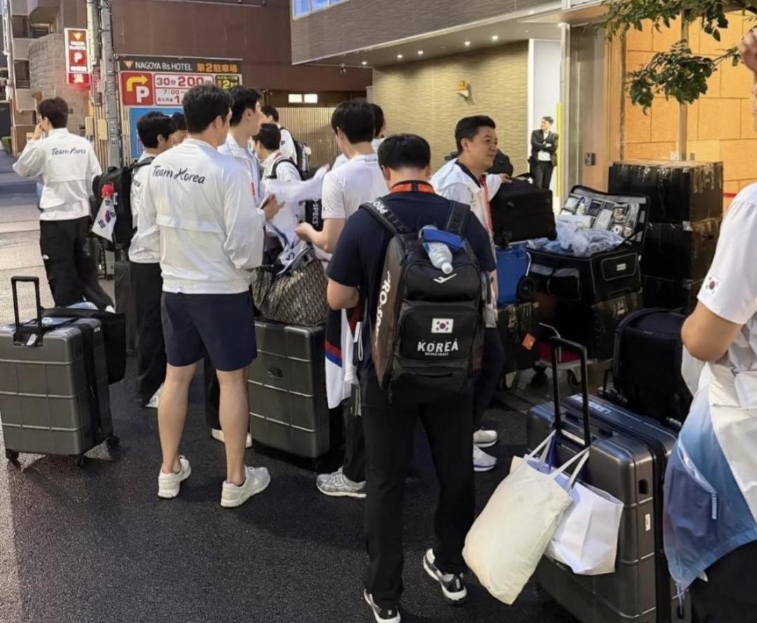 决赛赛前大巴“失联”、回国当天又被放鸽子:韩国男篮这块亚运金牌,是先闯过“交通关”再拿的