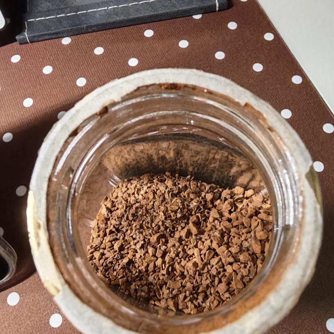 咖啡粉结块/过期,扔还是喝?我翻完3个平台50多条帖子和246条评论:答案不在保质期上,在绒毛、霉味和那杯水里