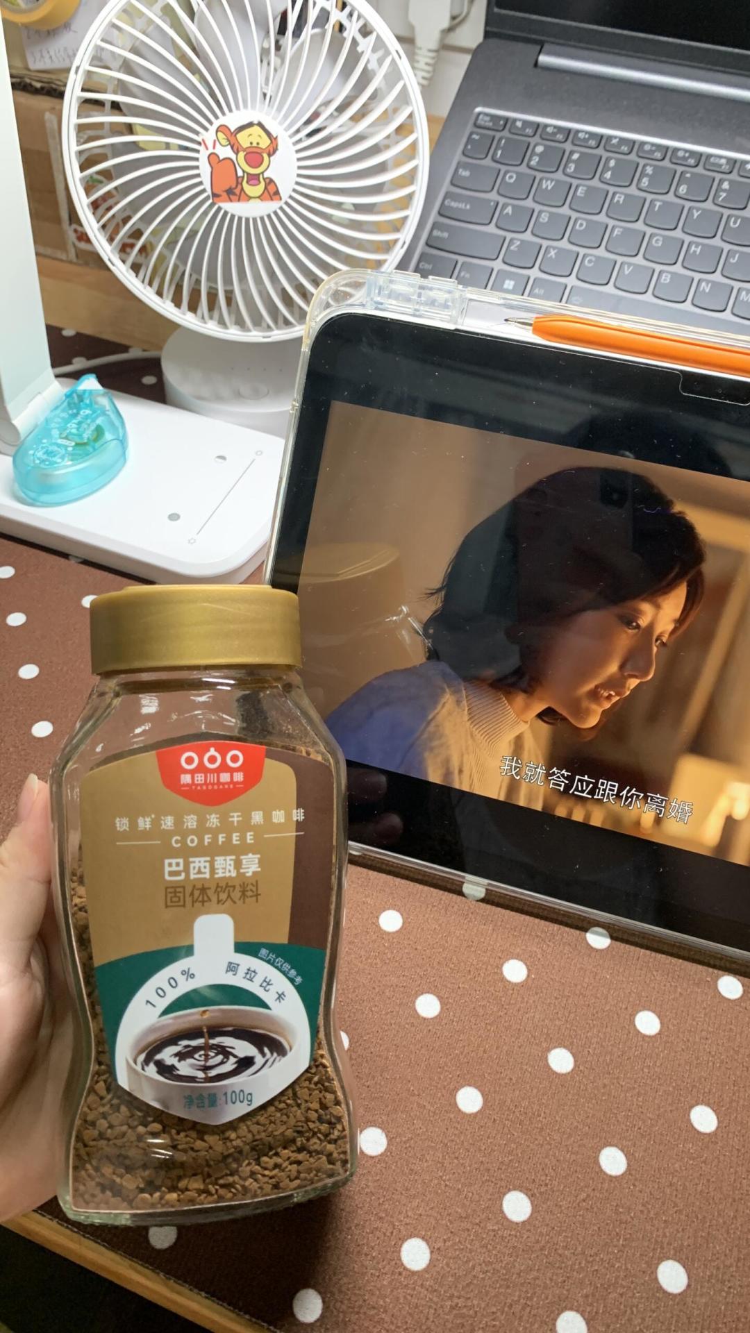 咖啡粉结块/过期,扔还是喝?我翻完3个平台50多条帖子和246条评论:答案不在保质期上,在绒毛、霉味和那杯水里
