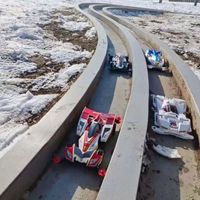 轨道赛越快越好，街跑追不上就不算玩：四驱车"跟跑"的改装逻辑，全是反的