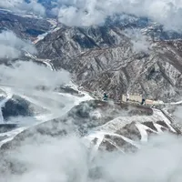 26/27雪季"卡战"提前开打：万龙头回卖夜场季卡、IKON收编北大湖松花湖，买卡前先算清你要滑多少天