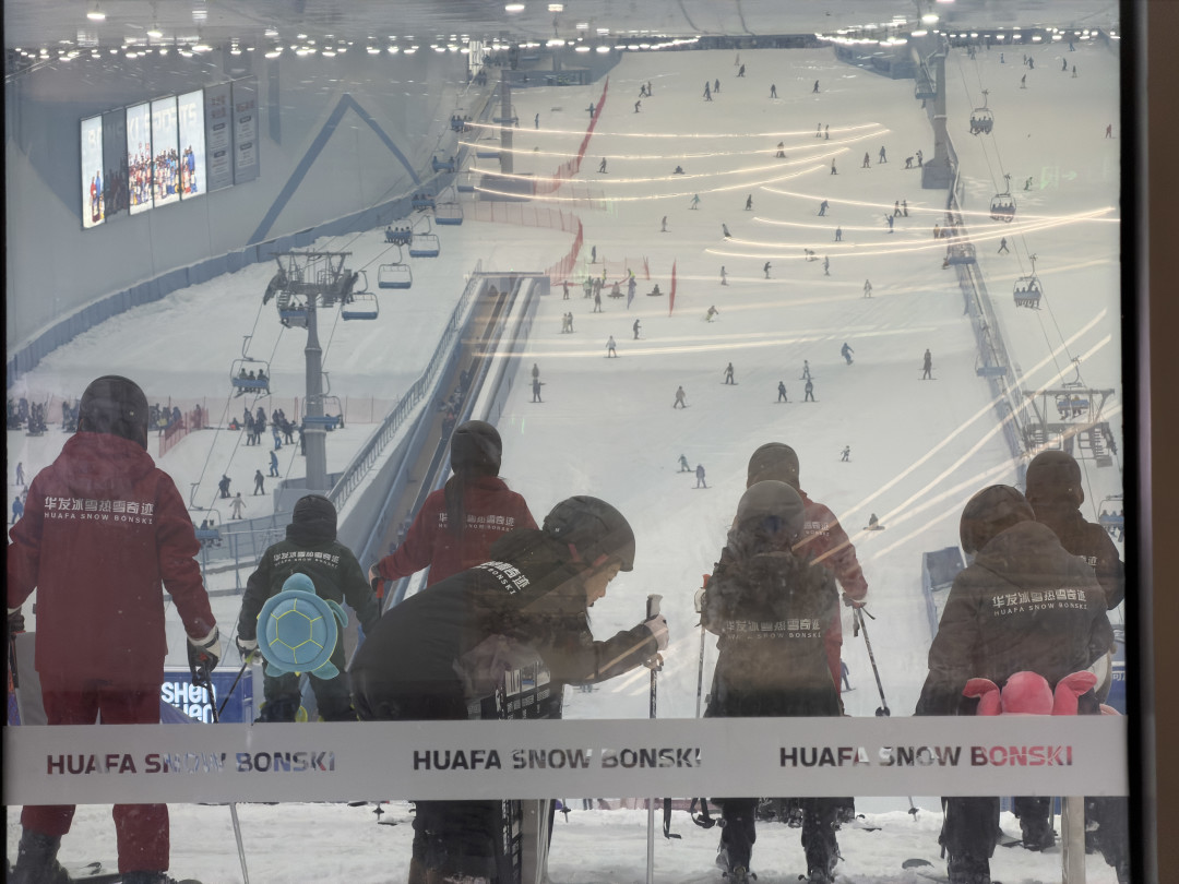 从5家到66家:还没开板,室内雪场先挤满了——南方首滑党的雪票、年卡和课包,这个国庆账一次算清