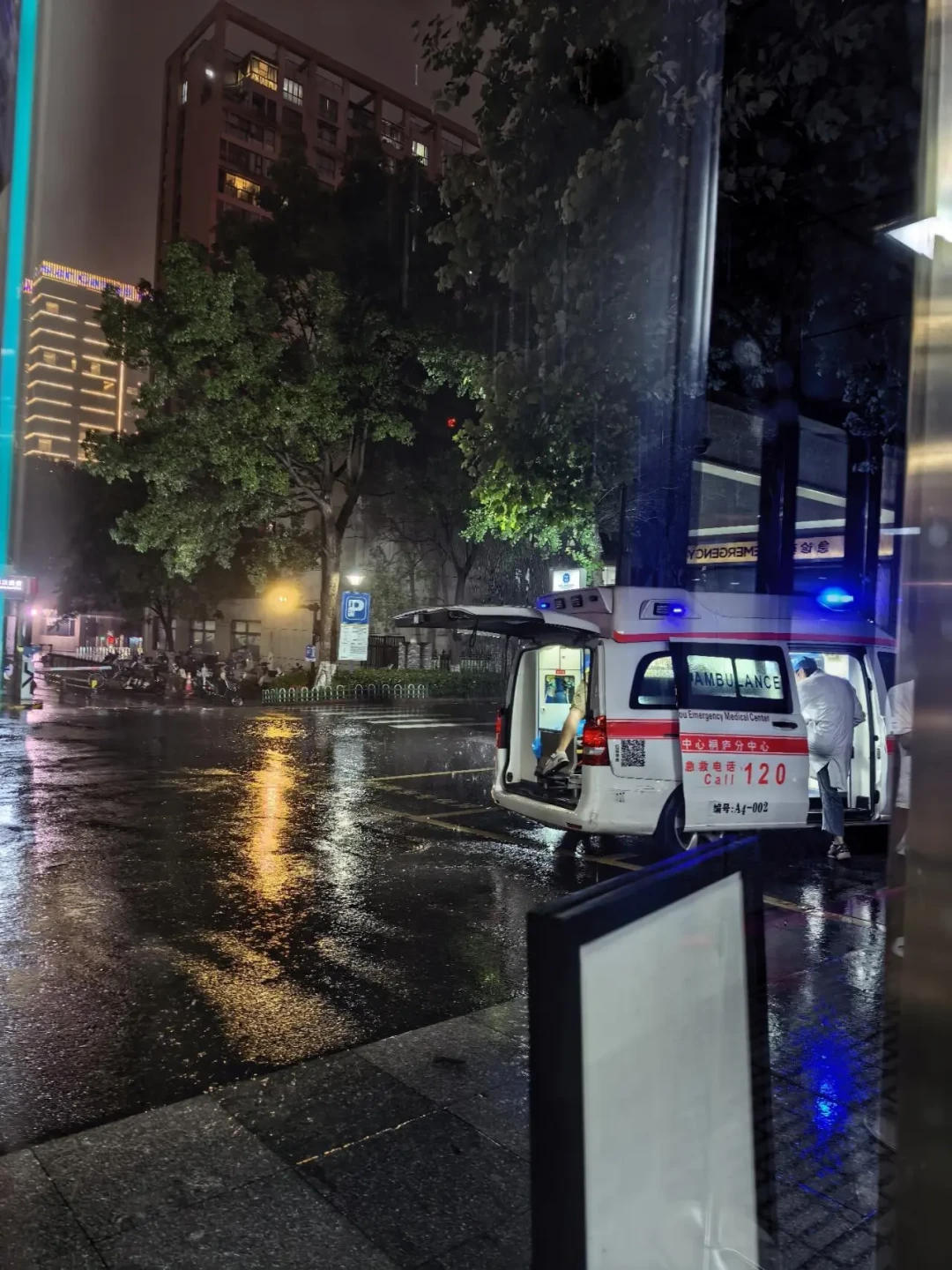 63岁老人从120担架滑落后去世:救护车到了不等于安全,下车那几分钟家属最该盯着