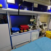 63岁老人从120担架滑落后去世：救护车到了不等于安全，下车那几分钟家属最该盯着