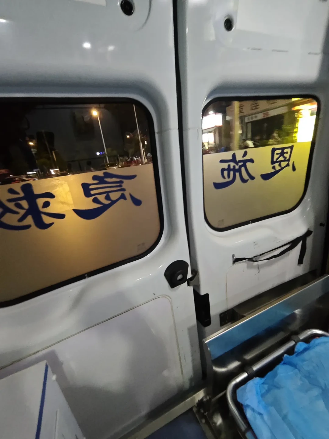 63岁老人从120担架滑落后去世:救护车到了不等于安全,下车那几分钟家属最该盯着