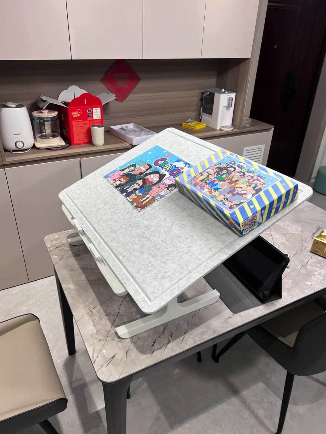 拼到一半的拼图才是收纳黑洞:45元DIY、60元折叠桌、1.78万拼图房,这笔装备账一次摆开