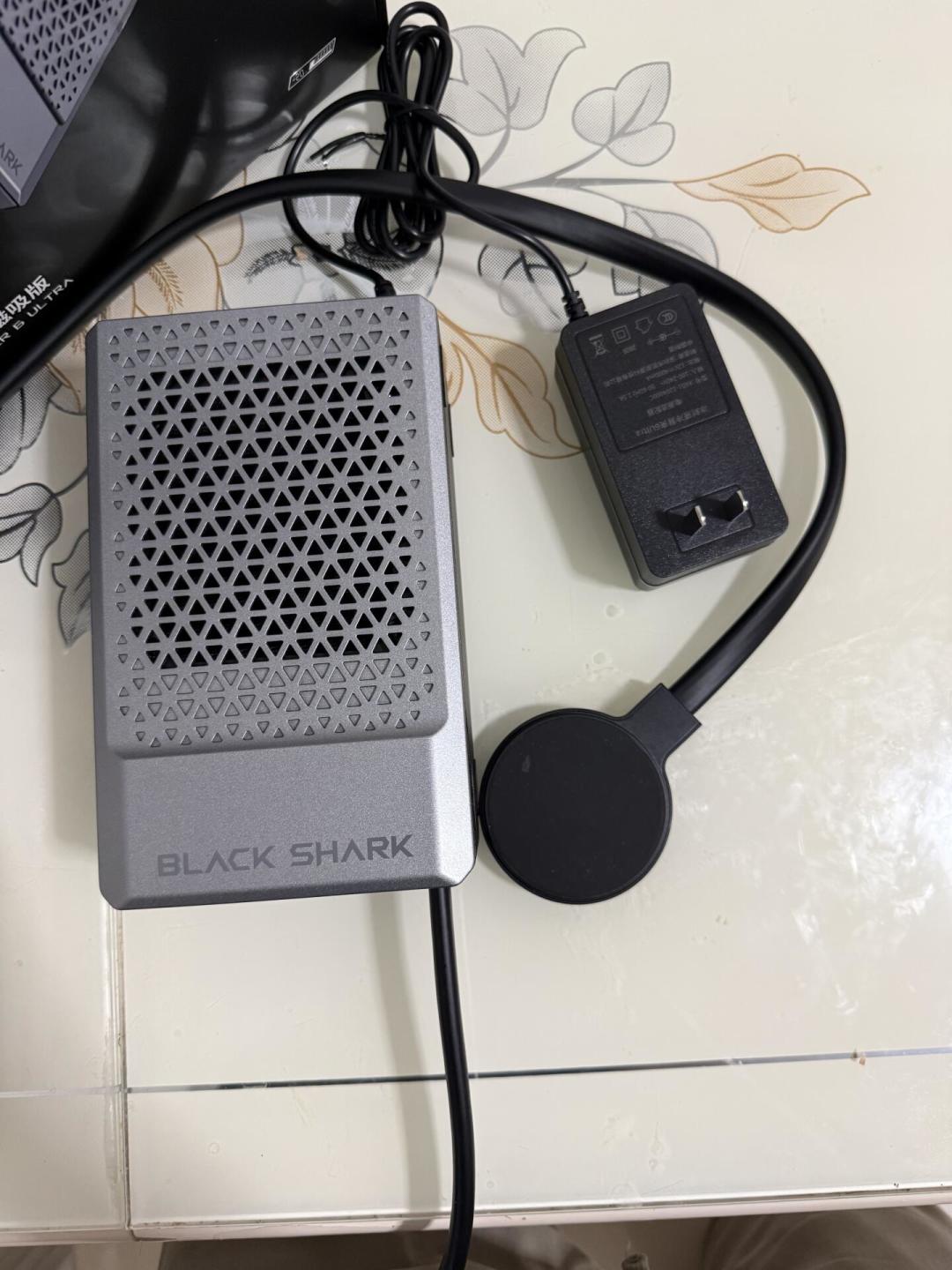 黑鲨6Ultra把水冷接到手机上:409元骤降56℃,但真正劝退的是电源线、冷凝水和那根1.2米的管子