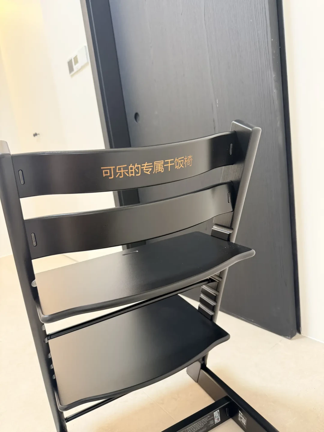 Stokke成长椅的刻字服务被骂了4年,字体愣是一动不动:9篇百评吐槽帖背后,妈妈们已经自己修出三条退路
