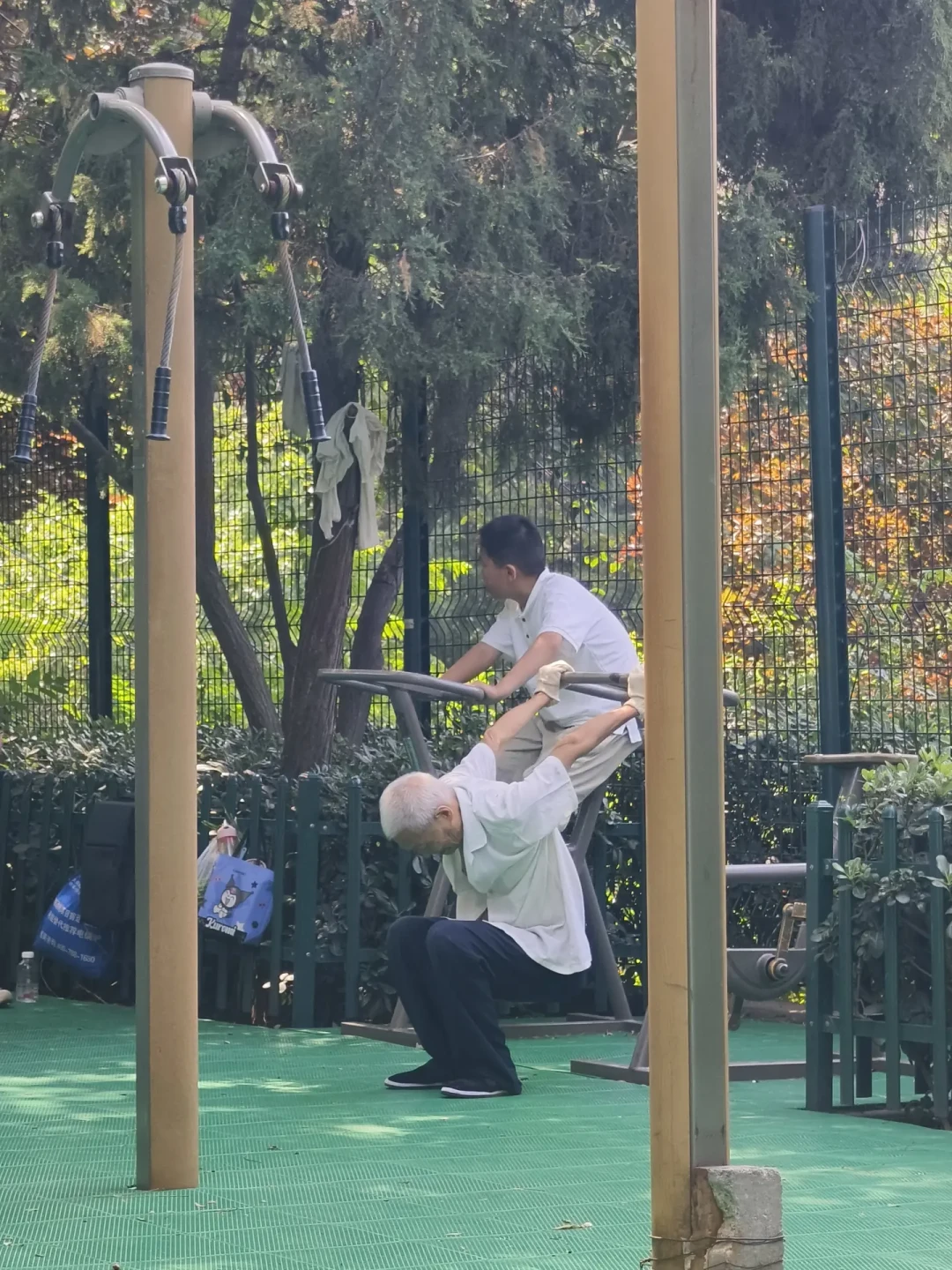这周单杠热搜又是大爷的:你干不过63岁的,但也真别学他