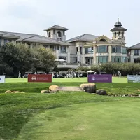 郎酒没续下去的冠名，被青海酒厂接了：天佑德同一周在西宁发新品、在北京拿下清华北大校友高尔夫