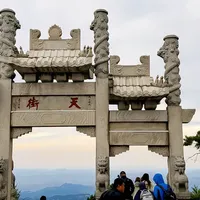 「命是它给的」还是「两根破棍子八百多」：国庆第一根登山杖，先把这四笔账算完再付钱