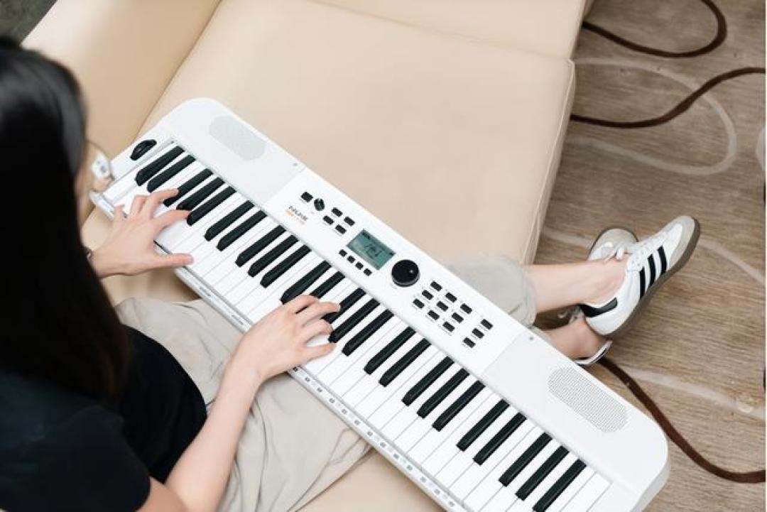 百元MIDI键盘刷屏信息流:新手该掏钱的不是智能和弦,是输入方式、键感和吃灰这三笔账