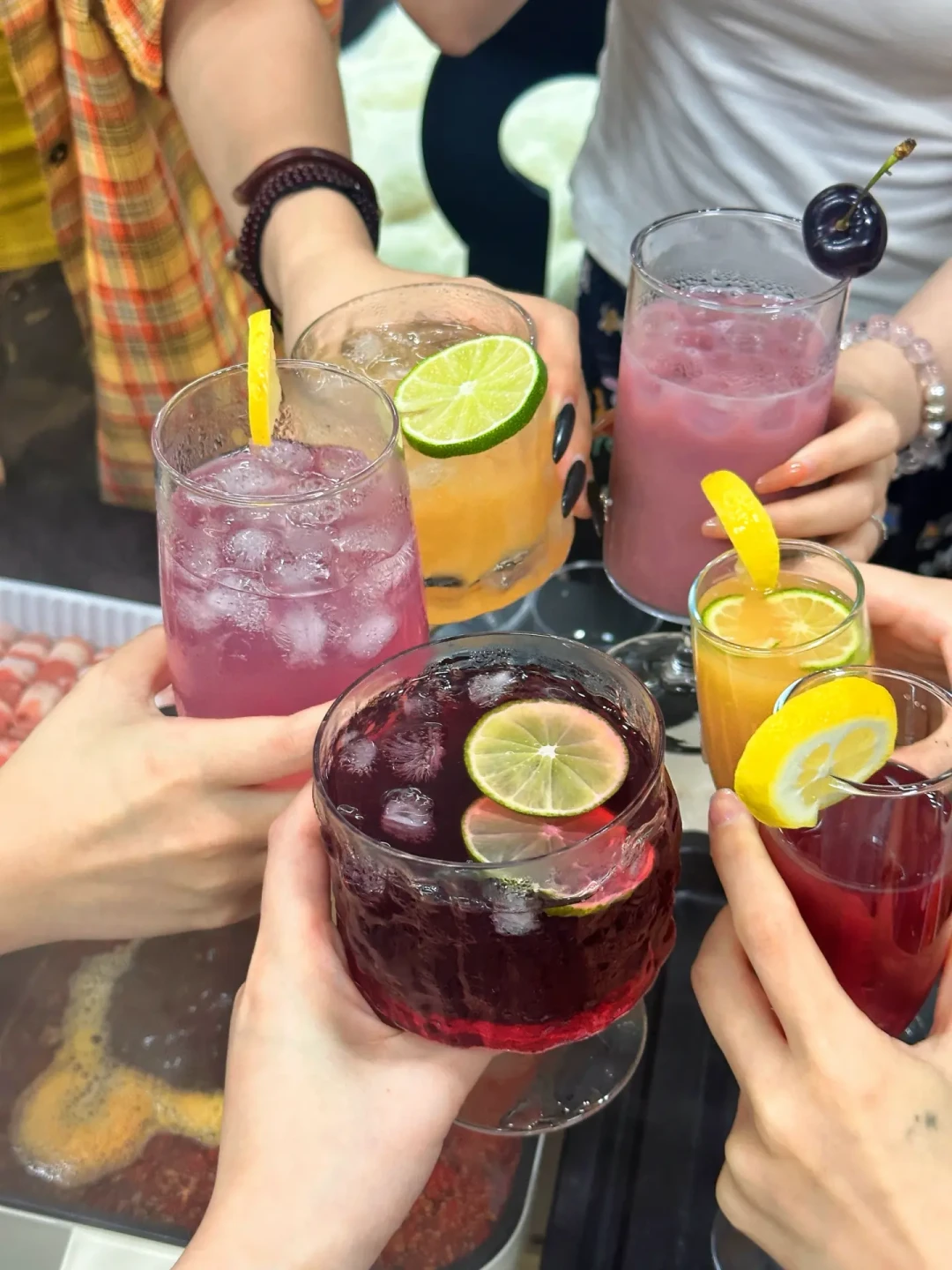 国庆在家开局,别急着把基酒凑成三剑客:翻了100多篇局帖和35条真实评论,把6个人的消耗和钱各算一遍,最贵的其实是剩瓶