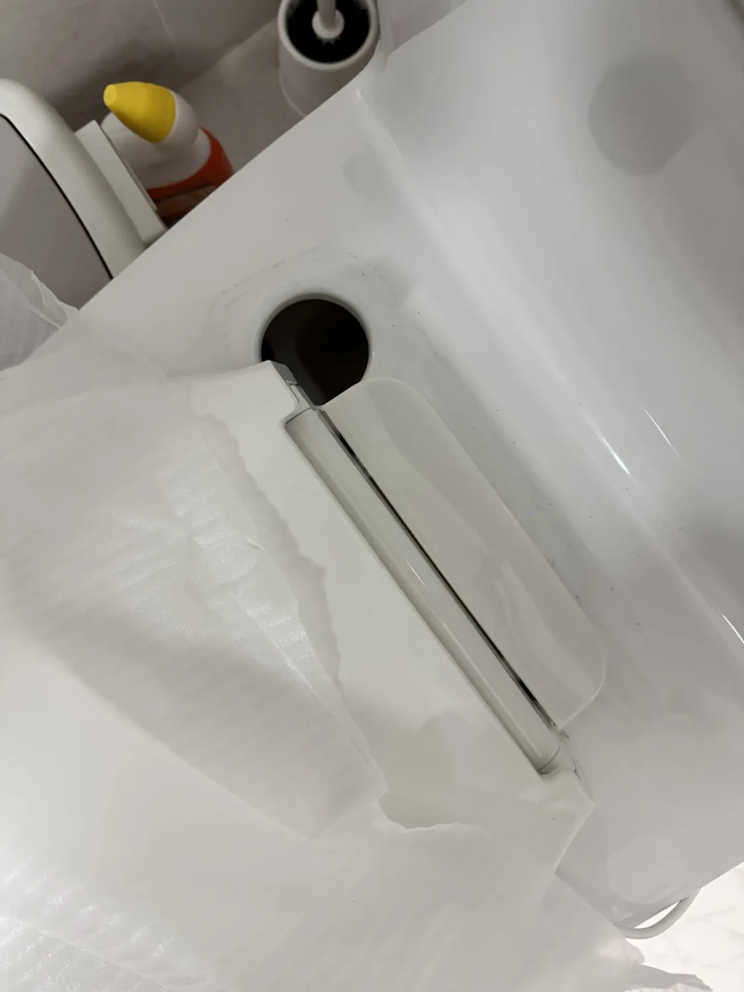天冷想换纯加热盖的TOTO业主,先蹲下去看一眼缸体背面:大牌新出的“只加热”盖板,撞上TOTO的藏线孔了