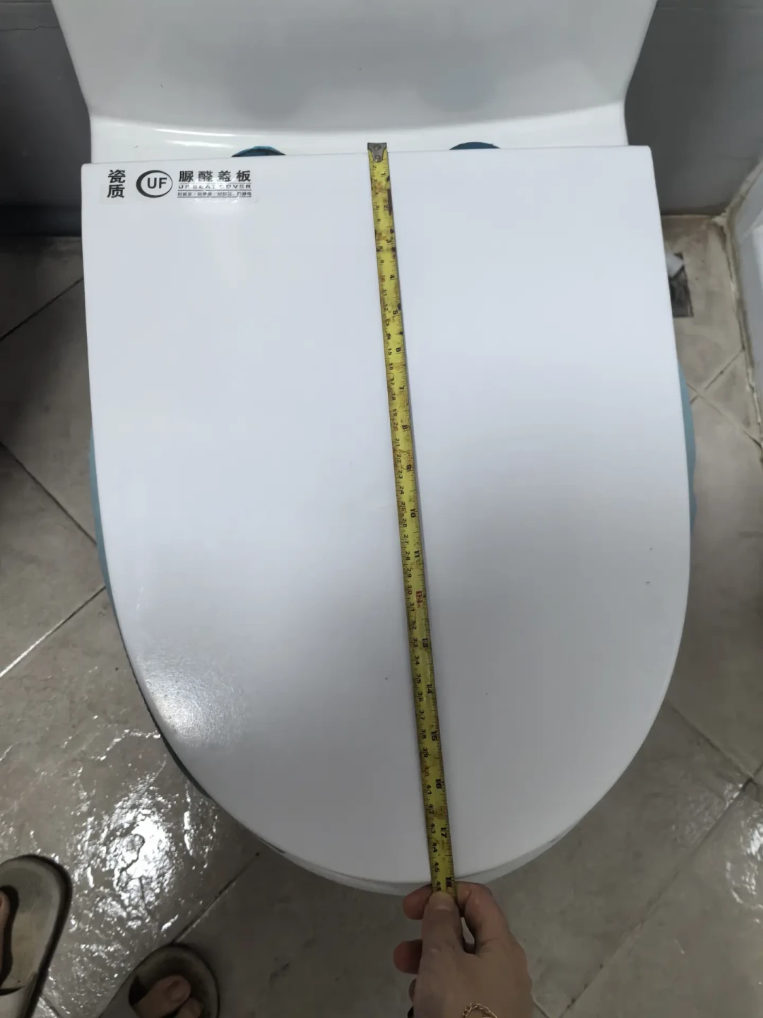 天冷想换纯加热盖的TOTO业主,先蹲下去看一眼缸体背面:大牌新出的“只加热”盖板,撞上TOTO的藏线孔了